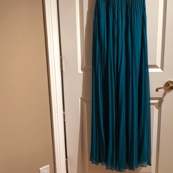 Sexy yet elegant Gown BEBE - Picture 5 of 7